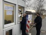 <p>Troisdorfs Bürgermeister Alexander Biber (rechts) schaut dabei zu, wie Andreas Hinkel, Geschäftsführer der Eurofins Genomics Europe Sequencing GmbH, sich an Troisdorfs erstem Drive-in für Corona-Schnelltests testen lässt.</p>